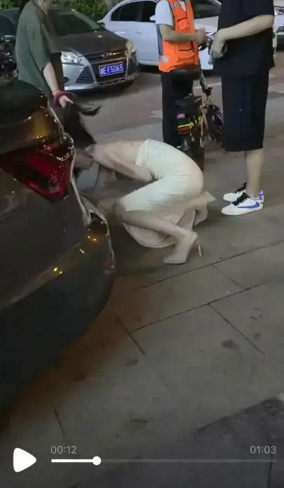深度剖析原配街头冲突背后缘由，再刷《白裙女子被抓头发跳河》感受事件冲击力