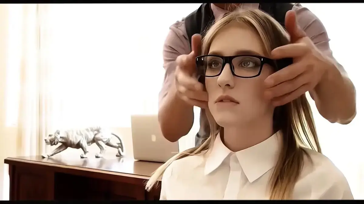 法语《女：麦乐迪》高清完整版在线看-《女：麦乐迪》法国爱情剧情片4K超高清播放-黑袍红唇气场两米八-星辰影院