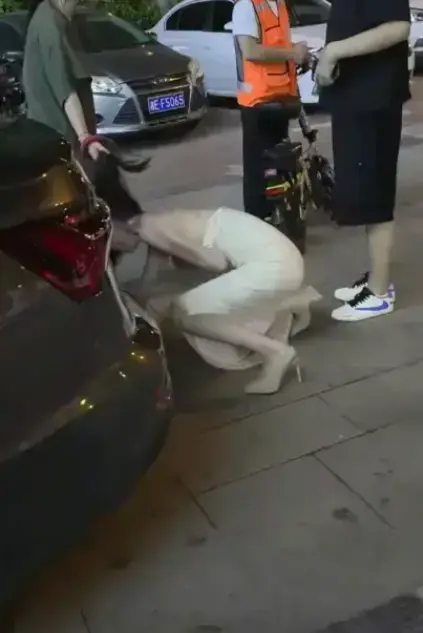 太可怕！《白衣女子被抓头发跳河》事件，小三被强行扯发推入河中，现场目击者讲述详情，高清无删减在线看！