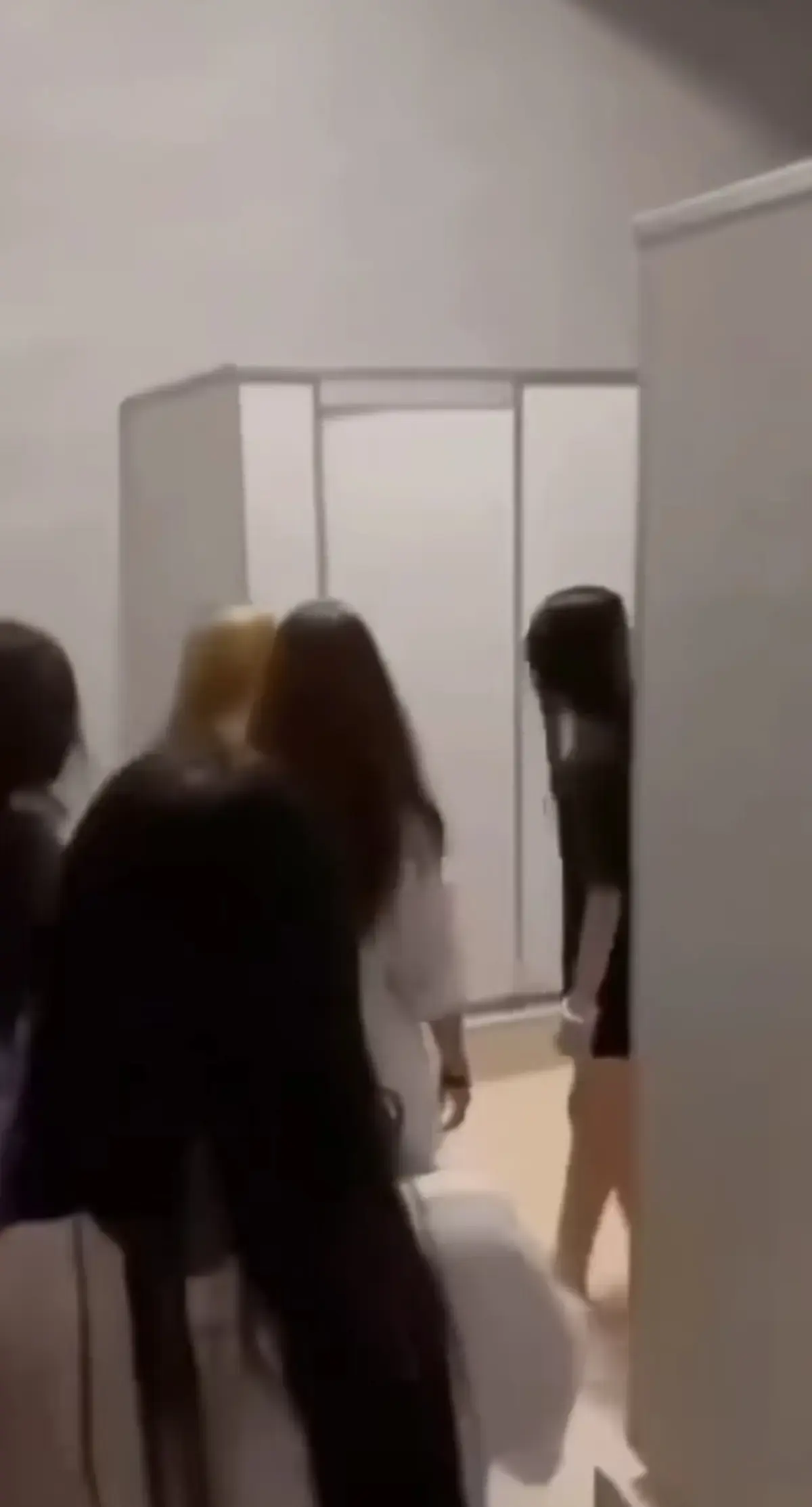 免费在线观看《厕所保卫战》女生原视频，HD高清画质播放-百度/夸克/迅雷网盘获取资源