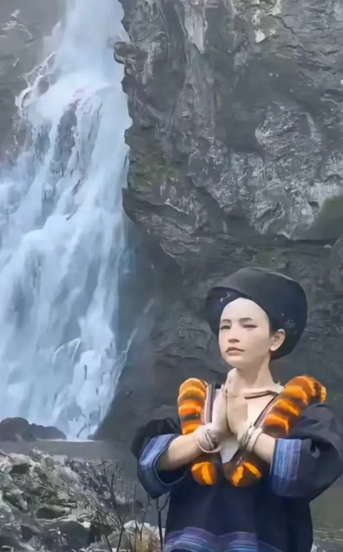 探寻《苗族不为人知的秘密》，苗族少女视频来源大揭秘，彝族姑娘山间意境画面，免费无广告在线观看
