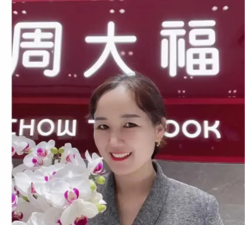 周大福射阳门店一拖三事件现场揭秘 - 《盐城周大福一拖三事件》1080P高清视频持续有效