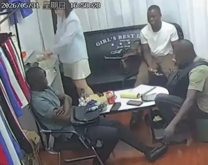 《三个黑人买衣服》全记录HD高清呈现-美女老板娘直面社会热点事件-无广告版《三个黑人买衣服》流畅在线观看
