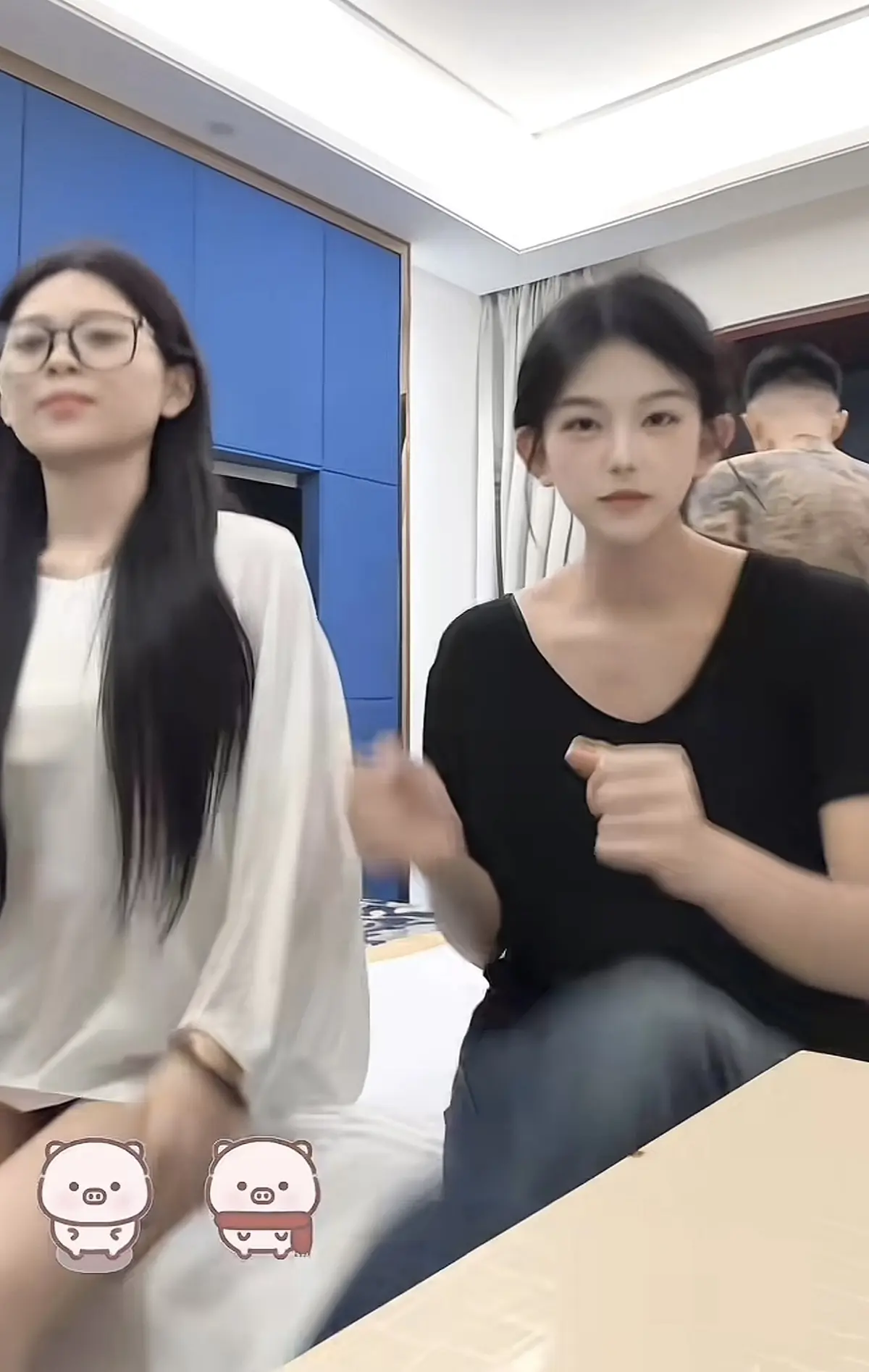 《小女王和诗颖陈美娇》蓝光画质无删减在线观看_《小女王诗颖午夜激情》幕后花絮未删减_《小女王和诗颖陈美娇之校园风云》网盘资源免费拿 - 1v3反杀太刺激！