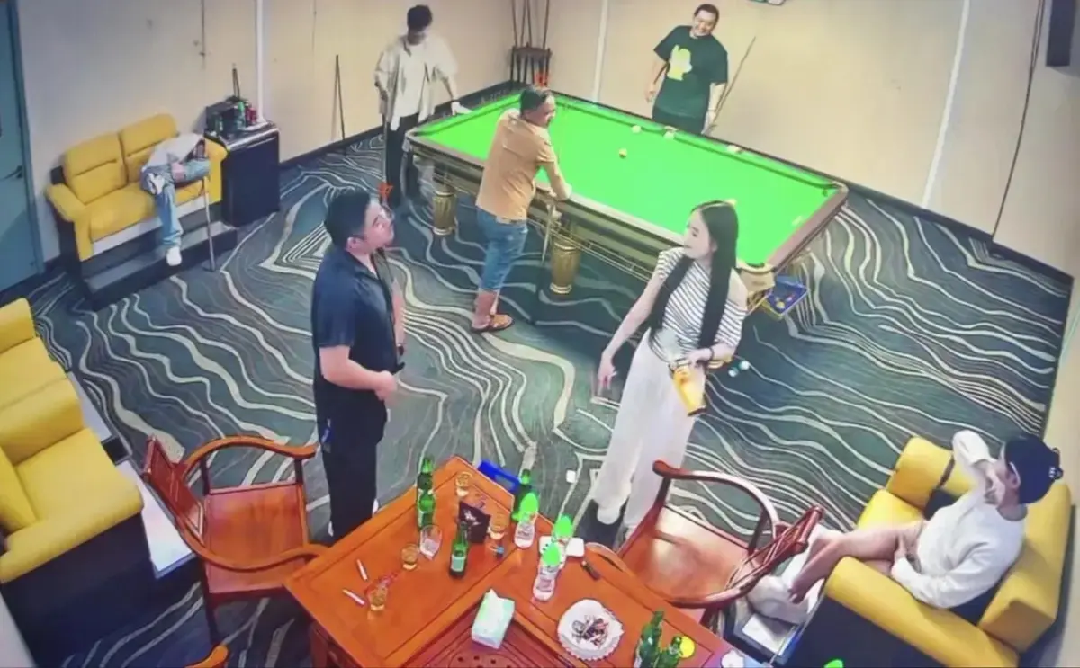 免费观看《海口台球厅2V5》男女对战现场监控视频，1080P高清无广告，台球厅2V5全内容呈现！