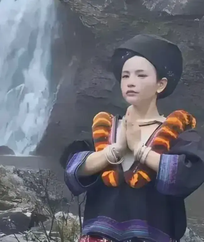 《苗族瀑布女孩》1080P高清画质无删减全集在线看，樱花动漫流畅观影，VS影院持续有效，网盘免费分享资源！