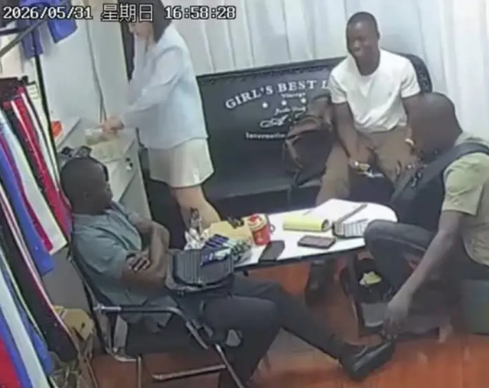 《三个黑人买衣服》上演“智斗”！老板娘直面三人砍价，服装店监控揭秘背后故事
