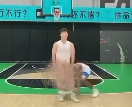 《牛教练的裤子》黑哥大胆偷袭牛教练裤子-《牛教练的裤子》牛教练追着黑哥满球场跑-1080P高清播放