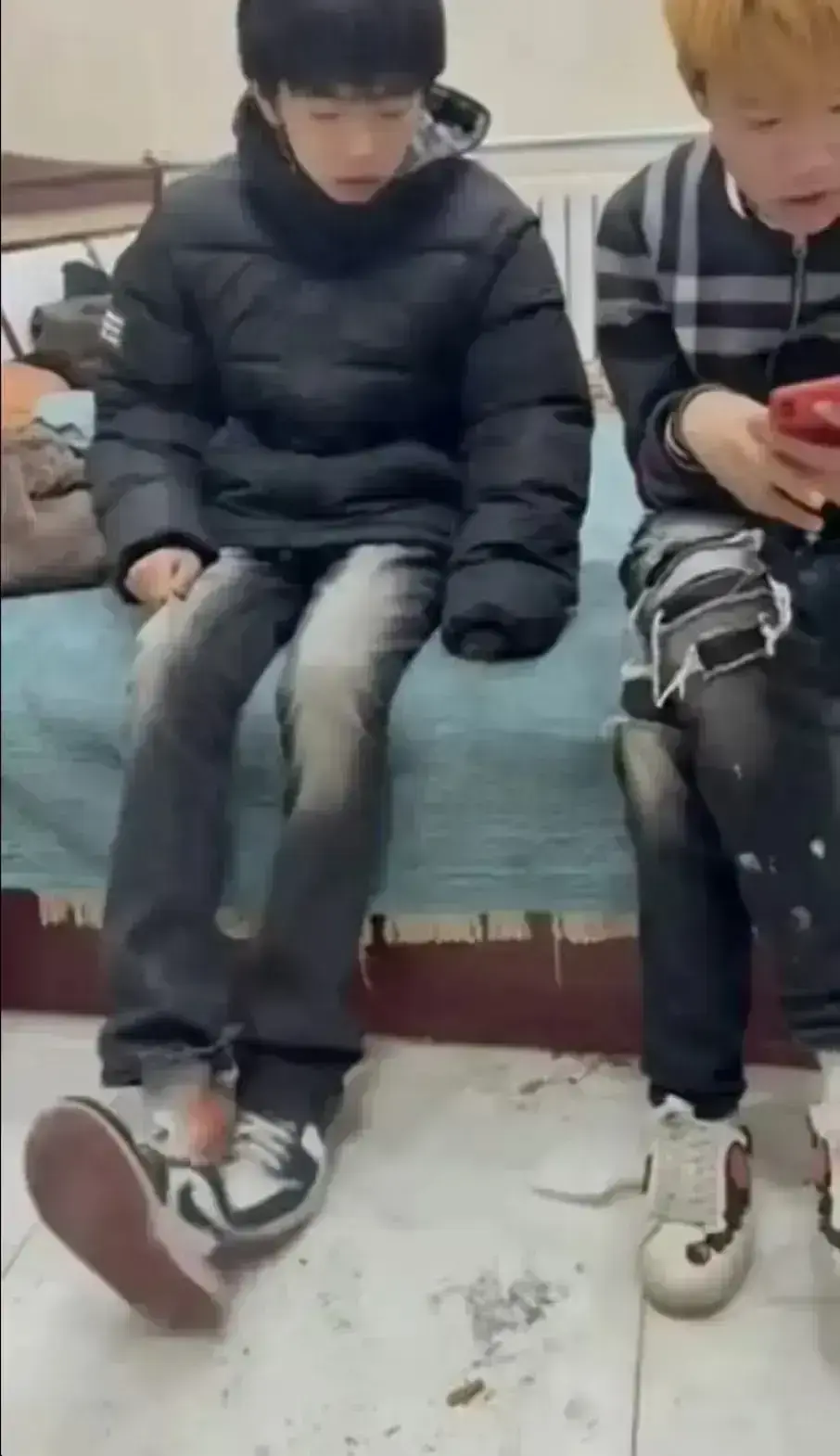 全网疯传的《校园轻奢男孩事件》，高清蓝光画质免费看 - 校园轻奢二人组双向奔赴的背后，隐藏着怎样的真相？